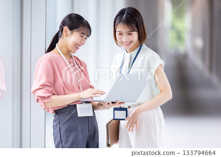 一位職業婦女正在開會，同時看著電腦。 133794664