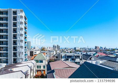 【東京】在湛藍的天空下,駒澤大學站前的街景 【東京】在湛藍的天空下,駒澤大學站前的街景 133794696
