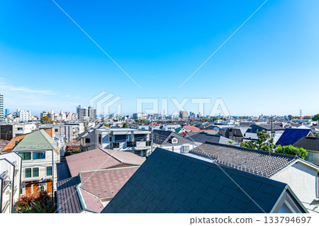 【東京】在湛藍的天空下,駒澤大學站前的街景 【東京】在湛藍的天空下,駒澤大學站前的街景 133794697