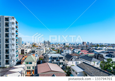 [Tokyo] The streetscape in front of Komazawa-daigaku Station under a refreshing blue sky 133794701