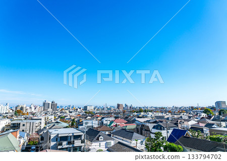 [Tokyo] The streetscape in front of Komazawa-daigaku Station under a refreshing blue sky 133794702