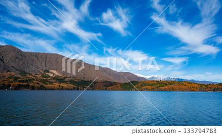 Clear autumn sky and mountain ranges reflected on the lake surface, Omachi City, Nagano Prefecture Clear autumn sky and mountain ranges reflected on the lake surface, Omachi City, Nagano Prefecture 133794783