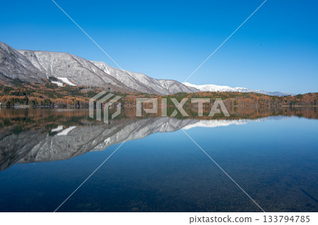Clear autumn sky and mountain ranges reflected on the lake surface, Omachi City, Nagano Prefecture Clear autumn sky and mountain ranges reflected on the lake surface, Omachi City, Nagano Prefecture 133794785