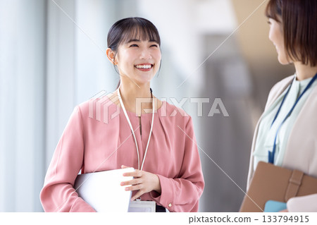 商業：女性邊走邊交談。 133794915