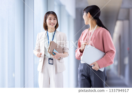 商業：女性邊走邊交談。 133794917