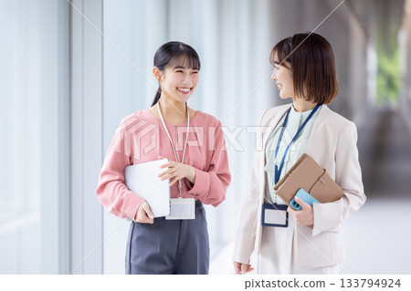 商業：女性邊走邊交談。 133794924