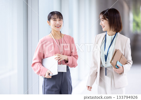 商業：女性邊走邊交談。 133794926