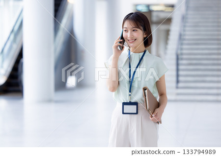 一位女商人正在用她的智慧型手機打電話 133794989