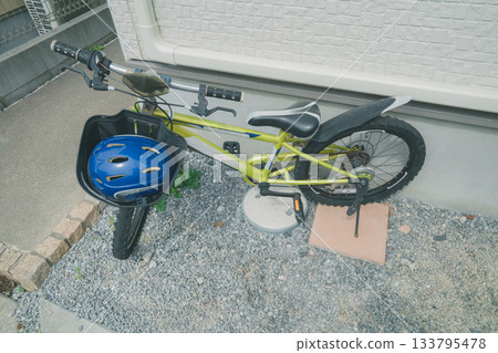 花園裡的兒童自行車 133795478