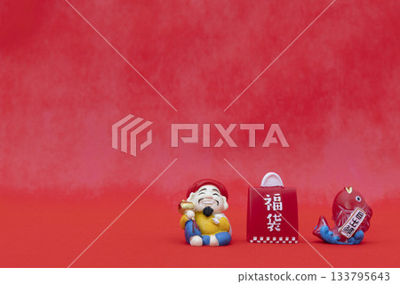 Red background and lucky charms of Daikoku, lucky bag, and sea bream_New Year's and Chinese New Year image Red background and lucky charms of Daikoku, lucky bag, and sea bream_New Year's and Chinese New Year image 133795643
