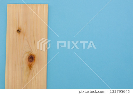淺藍色背景上的檜木板_DIY/木工圖片 133795645