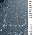 瀝青路面上畫著一隻青蛙和一顆心。 133795673