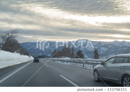 冬季黃昏時分行駛的汽車 冬季黃昏時分行駛的汽車 133796331