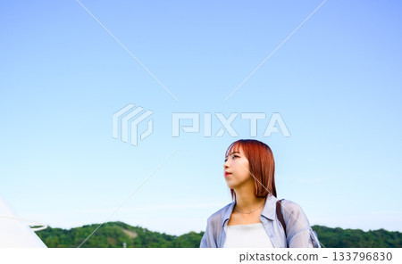 A woman in her twenties traveling under the blue sky 133796830