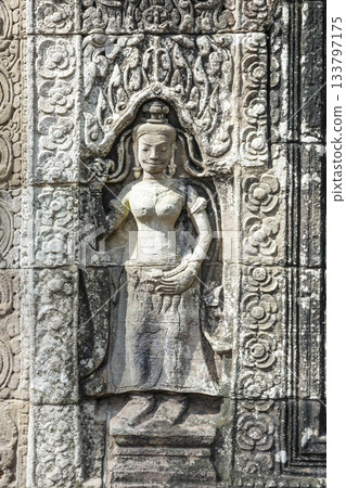 Statues at the Tablom ruins in Phnom Penh 133797175