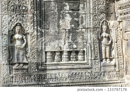 Statues at the Tablom ruins in Phnom Penh 133797176