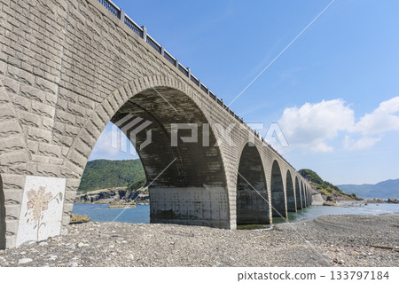 連接中島和中越敷島的拱橋鹿子橋 133797184
