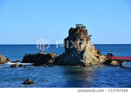 晴朗的日子裡,在磐城市波立海灘看到的弁天島 晴朗的日子裡,在磐城市波立海灘看到的弁天島 133797269