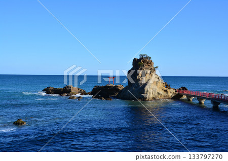 晴朗的日子裡，在磐城市波立海灘看到的弁天島 133797270