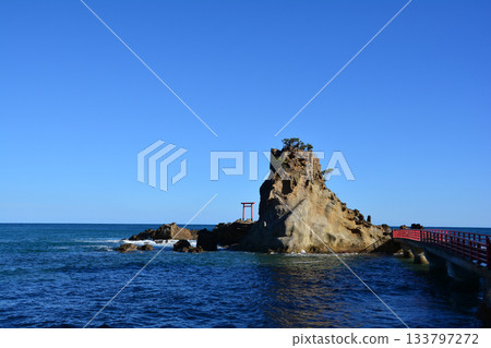 晴朗的日子裡，在磐城市波立海灘看到的弁天島 133797272