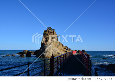 晴朗的日子裡，在磐城市波立海灘看到的弁天島 133797273