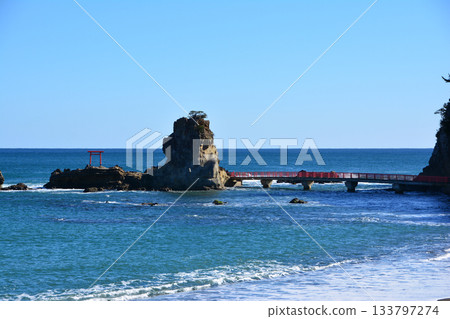 晴朗的日子裡，在磐城市波立海灘看到的弁天島 133797274