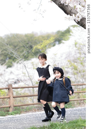 櫻花和一名 3 歲女孩與她 9 歲的妹妹參加幼兒園入學儀式 櫻花和一名 3 歲女孩與她 9 歲的妹妹參加幼兒園入學儀式 133797366
