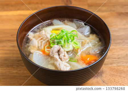 A lot of pork soup 133798268
