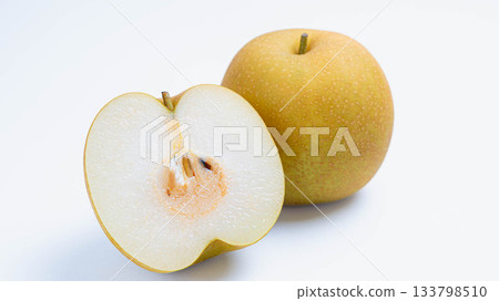 新鮮日本梨（白色背景） 133798510