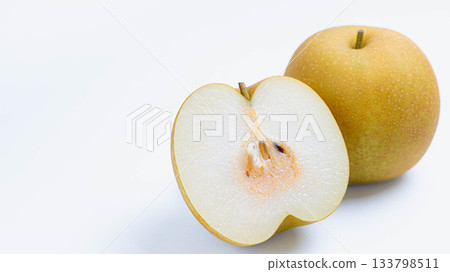 新鮮日本梨（白色背景） 133798511