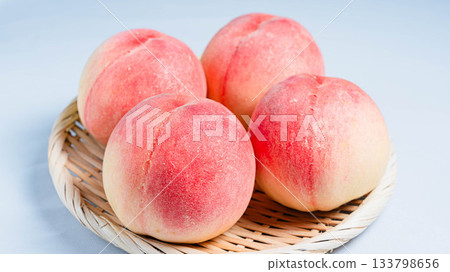 白桃放在桌子上 133798656