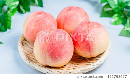 白桃放在桌子上 133798657