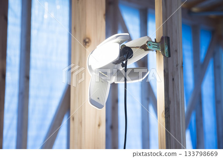 工地安裝的照明設備 133798669