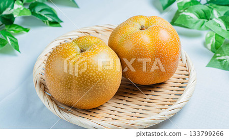 盛於竹籃中的幸水梨 133799266
