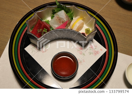 在修善寺溫泉菊屋旅館享用豪華宴會晚餐。生魚片 133799574