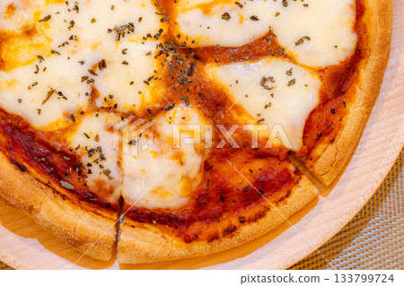 看起來很美味的瑪格麗特披薩 看起來很美味的瑪格麗特披薩 133799724