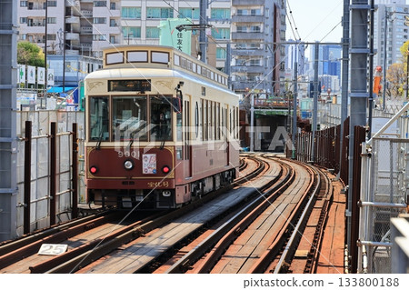 東京櫻花電車正沿著山坡駛向千登橋。 東京櫻花電車正沿著山坡駛向千登橋。 133800188