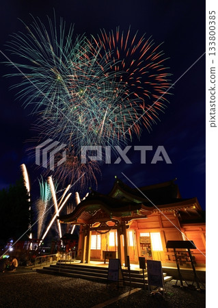 夏日夜空綻放的大型煙花 133800385