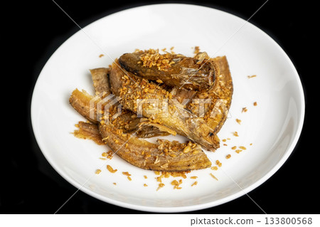 Crispy fried small fish 133800568