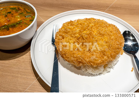 Omelet over steamed rice 133800571