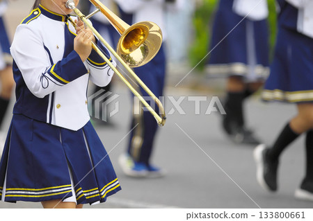 行進樂隊遊行樂器 133800661