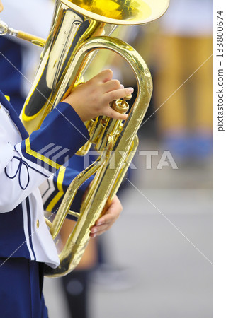 行進樂隊遊行樂器 133800674