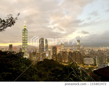 Taiwan Taipei night view from Elephant Mountain 133801472