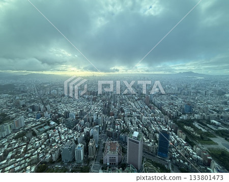 從台北101大樓眺望台灣 133801473