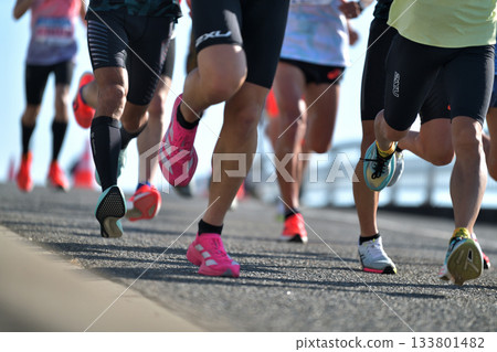 馬拉松 馬拉松選手跑下斜坡 133801482