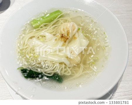 美味的餛飩蝦麵，盛於碗中 133801781