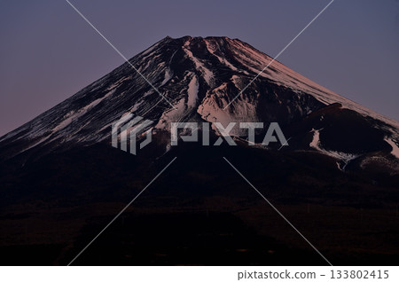 從阿席達卡山脈越前山的鳥取高原展望台望去,黎明前的富士山和寶榮火山口在深紫色的天空映襯下顯得格外醒目。 從阿席達卡山脈越前山的鳥取高原展望台望去,黎明前的富士山和寶榮火山口在深紫色的天空映襯下顯得格外醒目。 133802415