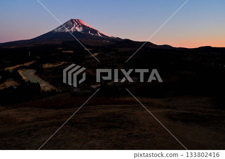 從樹木高原展望台眺望，愛攀山脈的越前山和沐浴在晨光中的富士山盡收眼底。 133802416