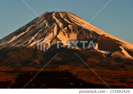 從愛攀山脈越前山鳥離機高原展望台眺望日出時的富士山和寶榮火山口 133802420
