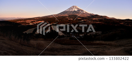 從鳥離機高原展望台拍攝的愛垂山脈越前山全景照片。富士山沐浴在晨曦之中。 133802422